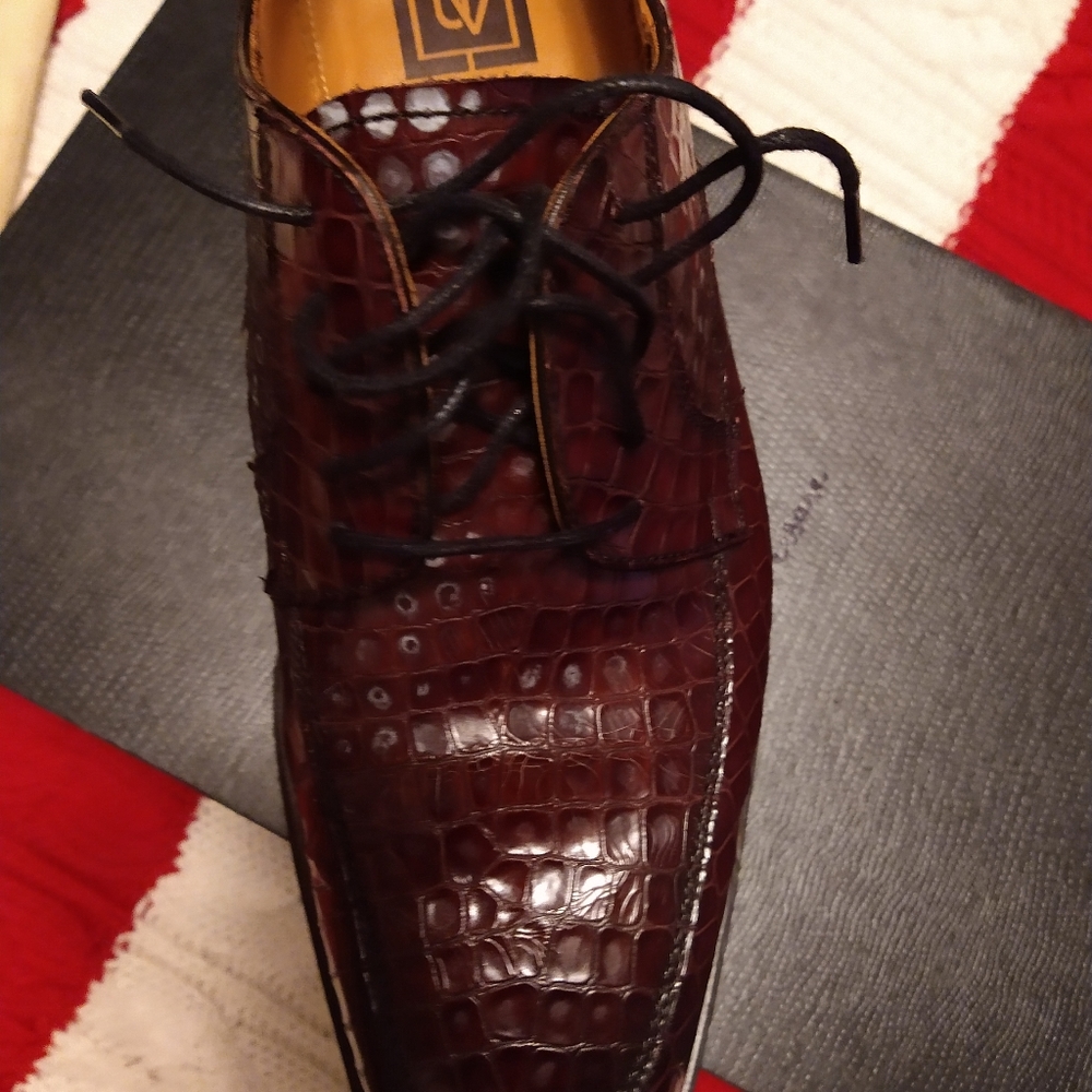 Excellent condition Ugo Vasare alligator print shoes size 8  burgundy color